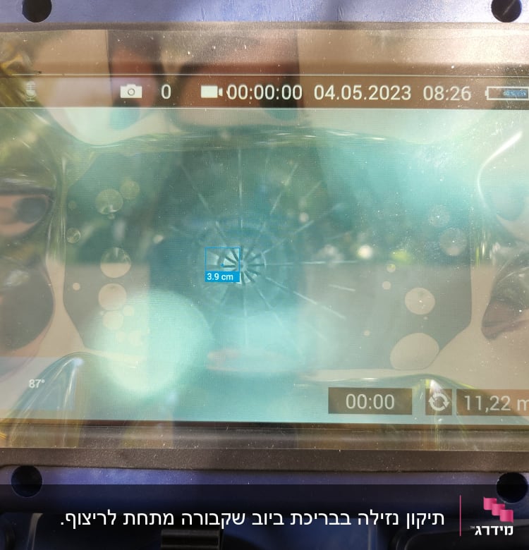 מסך מכשיר עם תצוגת סדק ומדידת 3.9 ס"מ